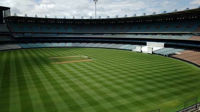 詹姆斯高效29分末节收割比赛，湖人险胜76人迎关键胜利