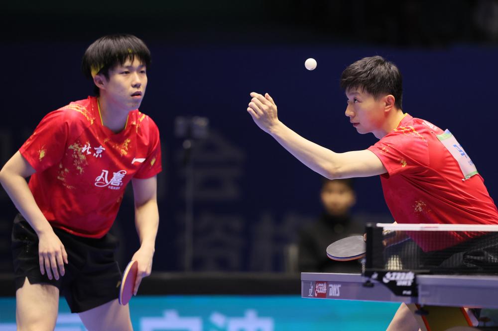 梦幻联动！T1四人组造访拜仁主场，领取印有自己名字的拜仁队服